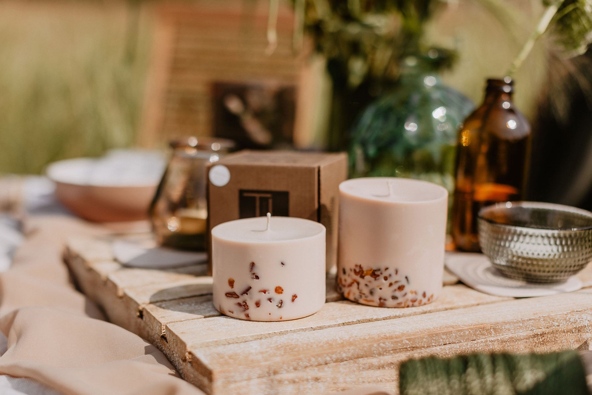 Ar rokām darināta sojas vaska svece ar liepu ziedu un medus smaržu