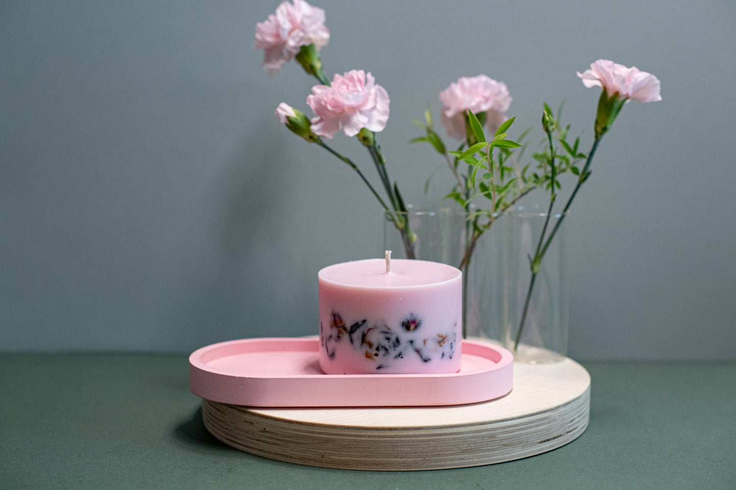 Ar rokām darināta sojas vaska svece ar peoniju smaržu