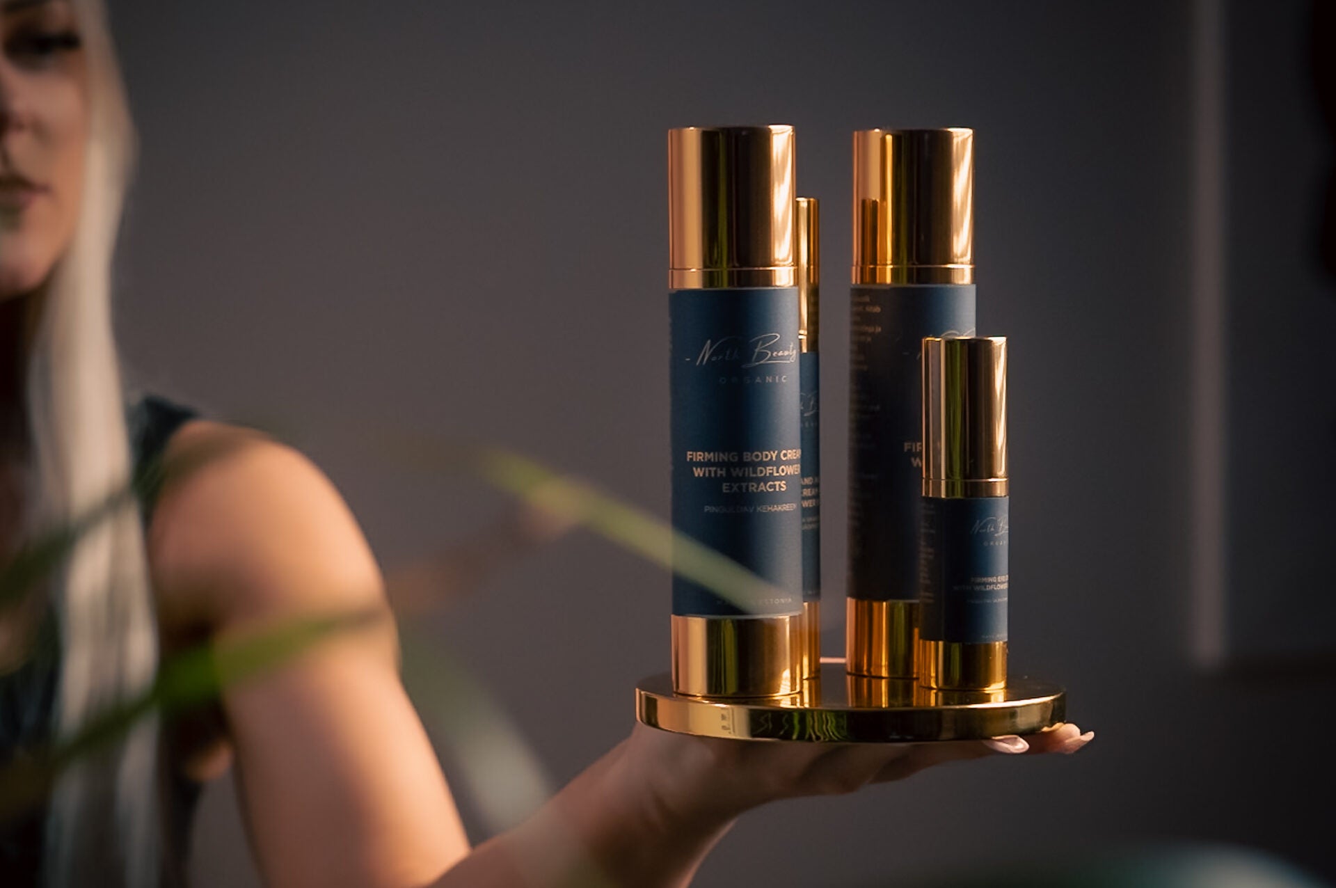 Nostiprinošs ķermeņa un sejas komplekts ar hialuronskābi un ziedu ekstraktiem