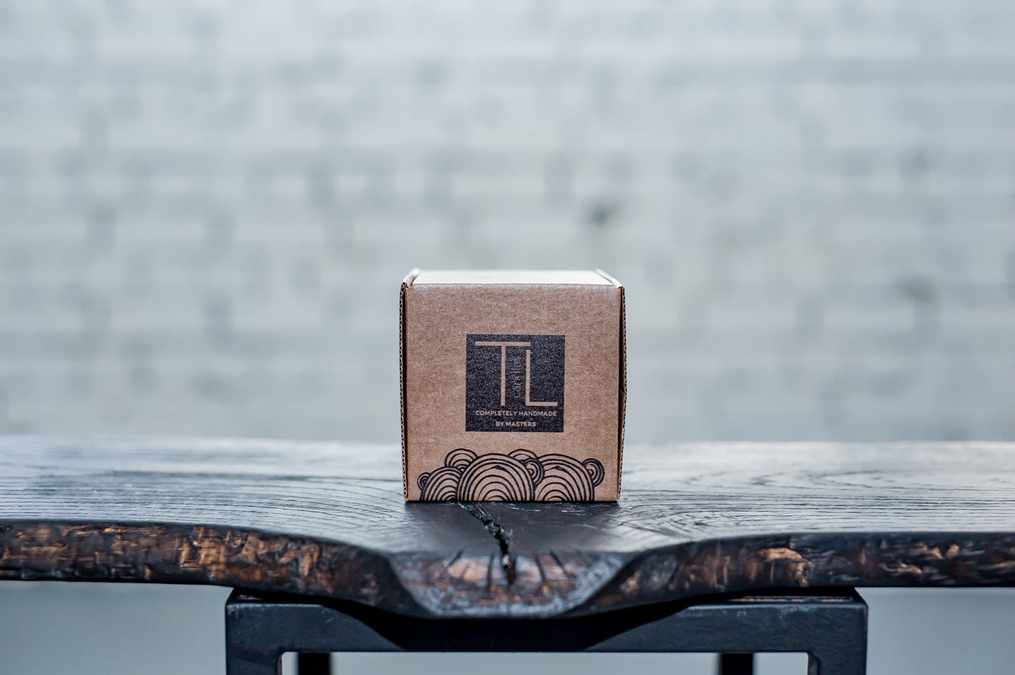 Ar rokām darināta sojas vaska svece ar vieglu vaniļas aromātu